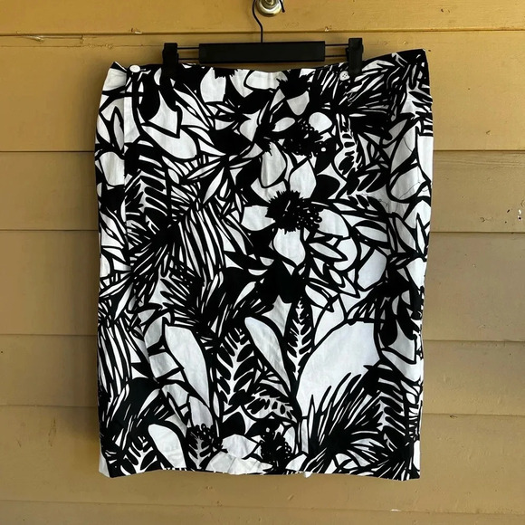 Black & White Floral Wrap Knee Length / Midi Modest Skirt - Lane Bryant Size 16 - Picture 1 of 4